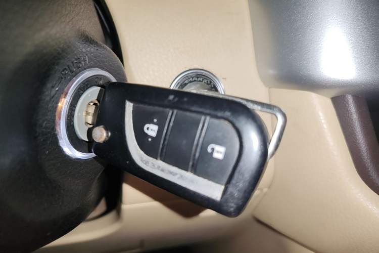 Used Toyota Highlander 2018 2.0T Two-Wheel Drive Elite Version 5 Seats China VI Standard Vehicle Key