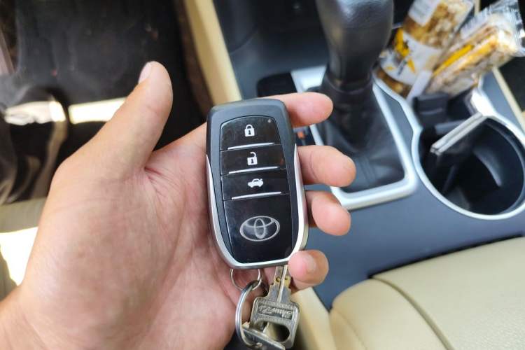 Used Toyota Highlander 2018 2.0T Four-Wheel Drive Elite Edition 7 Seats China VI Standard Vehicle Key