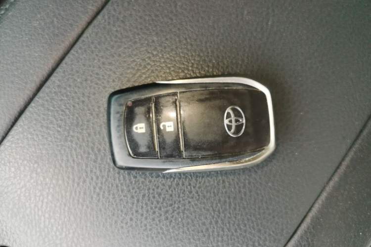 Used Toyota Highlander 2018 2.0T Four-Wheel Drive Luxury Edition 7 Seats China V Emission Standard Vehicle Key