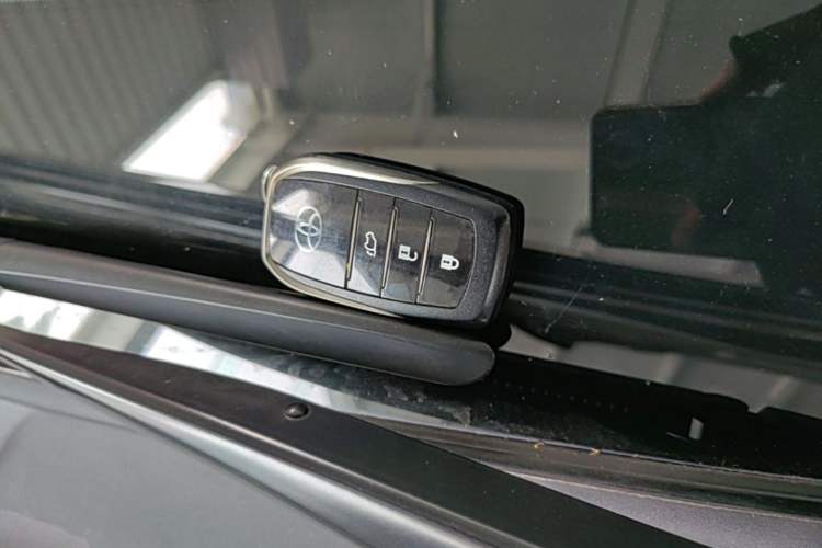 Used Toyota Highlander 2018 2.0T Four-Wheel Drive Prestige Version 7 Seats China VI Standard Vehicle Key