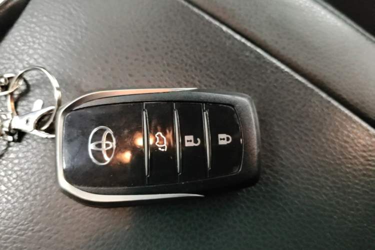Used Toyota Highlander 2018 2.0T Four-Wheel Drive Prestige Version 7 Seats China VI Standard Vehicle Key