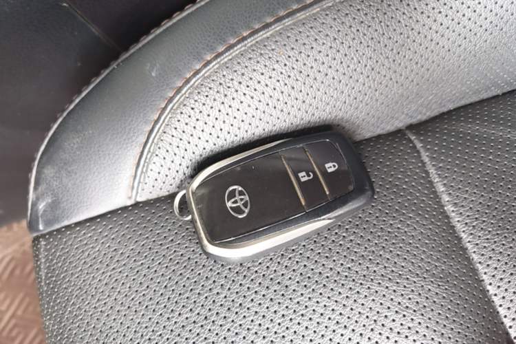 Used Toyota Highlander 2018 2.0T Four-Wheel Drive Luxury Version 7 Seats China VI Standard Vehicle Key