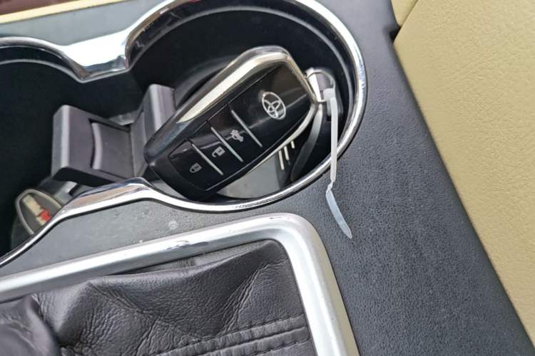 Used Toyota Highlander 2018 2.0T Two-Wheel Drive Elite Version 5 Seats China VI Standard Vehicle Key