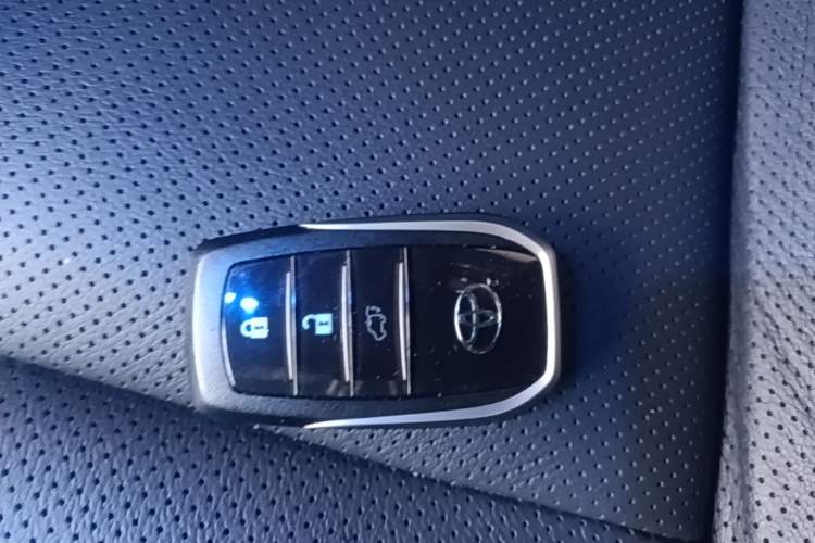 Used Toyota Highlander 2018 2.0T Four-Wheel Drive Prestige Version 7 Seats China V Emission Standard Vehicle Key