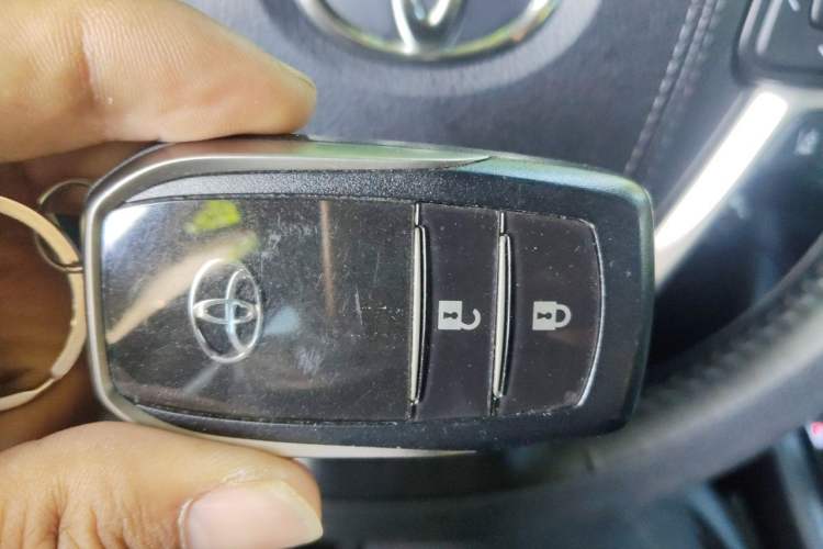 Used Toyota Highlander 2018 2.0T Four-Wheel Drive Luxury Version 7 Seats China VI Standard Vehicle Key