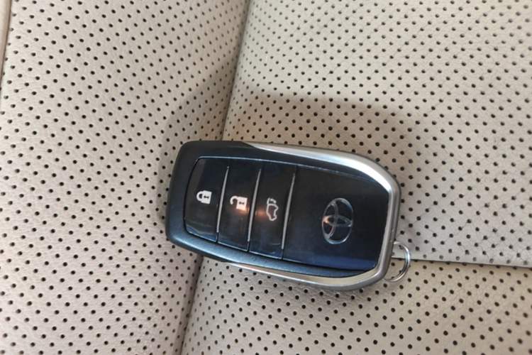 Used Toyota Highlander 2018 2.0T Four-Wheel Drive Prestige Version 7 Seats China VI Standard Vehicle Key
