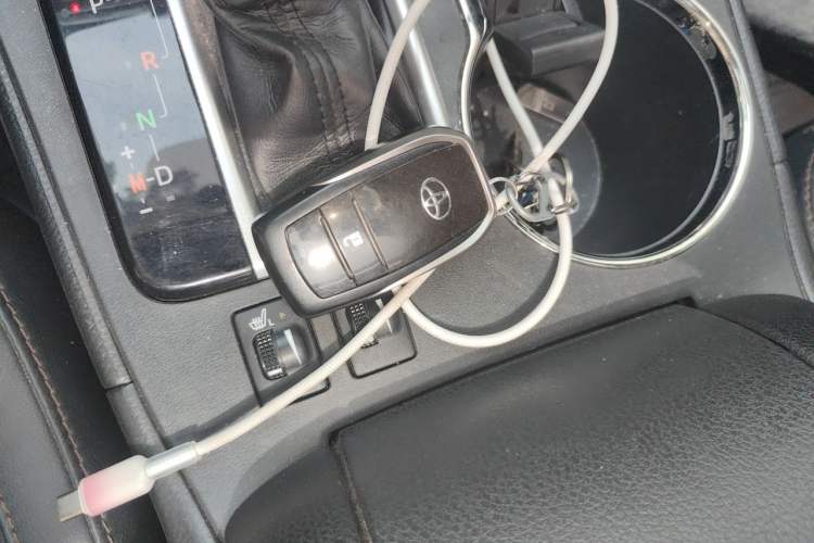 Used Toyota Highlander 2018 2.0T Four-Wheel Drive Luxury Version 7 Seats China VI Standard Vehicle Key