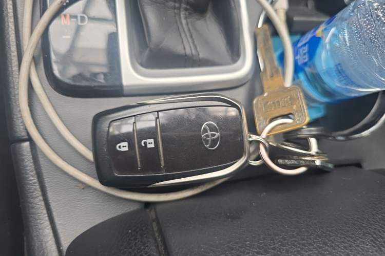 Used Toyota Highlander 2018 2.0T Four-Wheel Drive Luxury Version 7 Seats China VI Standard Vehicle Key