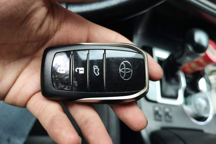 Used Toyota Highlander 2018 2.0T Four-Wheel Drive Prestige Version 7 Seats China V Emission Standard Vehicle Key