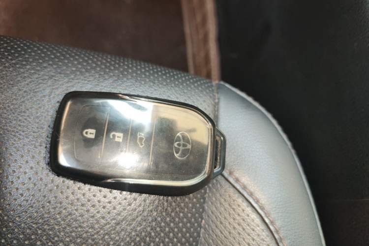 Used Toyota Highlander 2018 2.0T Four-Wheel Drive Prestige Version 7 Seats China VI Standard Vehicle Key