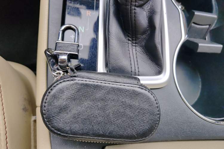 Used Toyota Highlander 2018 2.0T Four-Wheel Drive Luxury Version 7 Seats China VI Standard Vehicle Key