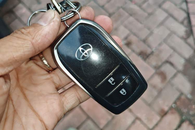 Used Toyota Highlander 2018 2.0T Four-Wheel Drive Knight Edition 7 Seats China VI Standard Vehicle Key