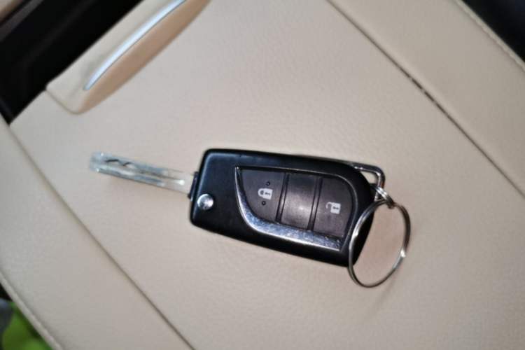 Used Toyota Highlander 2018 2.0T Two-Wheel Drive Elite Version 5 Seats China VI Standard Vehicle Key