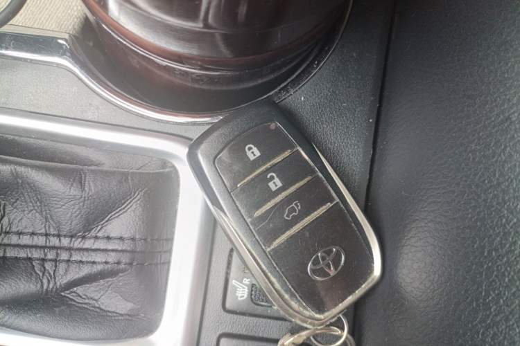 Used Toyota Highlander 2018 2.0T Four-Wheel Drive Prestige Version 7 Seats China VI Standard Vehicle Key