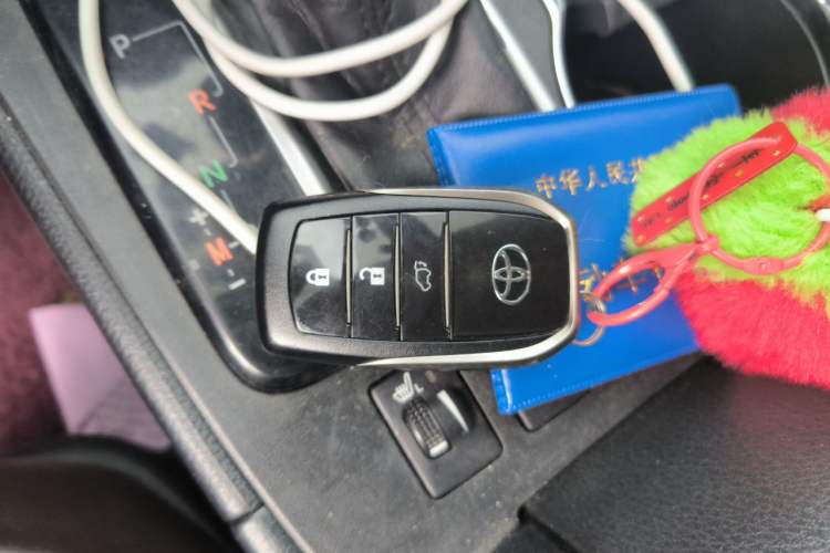 Used Toyota Highlander 2018 2.0T Four-Wheel Drive Prestige Version 7 Seats China VI Standard Vehicle Key