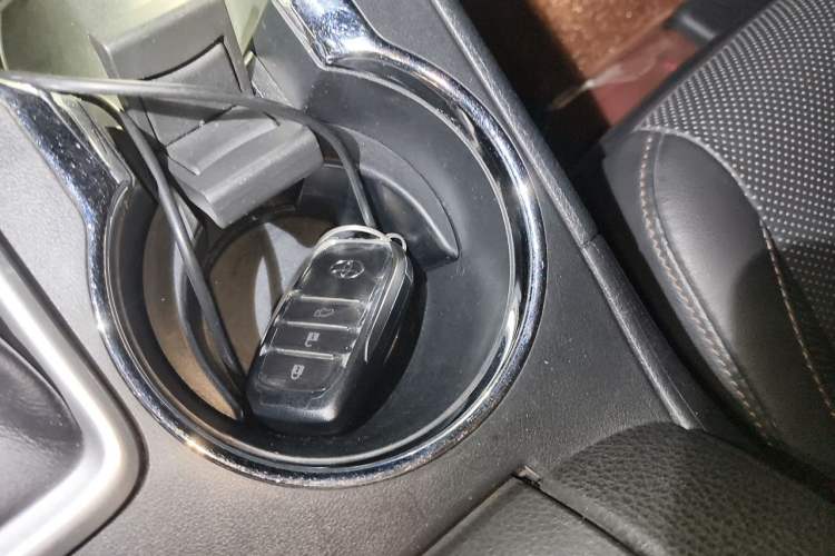 Used Toyota Highlander 2018 2.0T Four-Wheel Drive Prestige Version 7 Seats China VI Standard Vehicle Key
