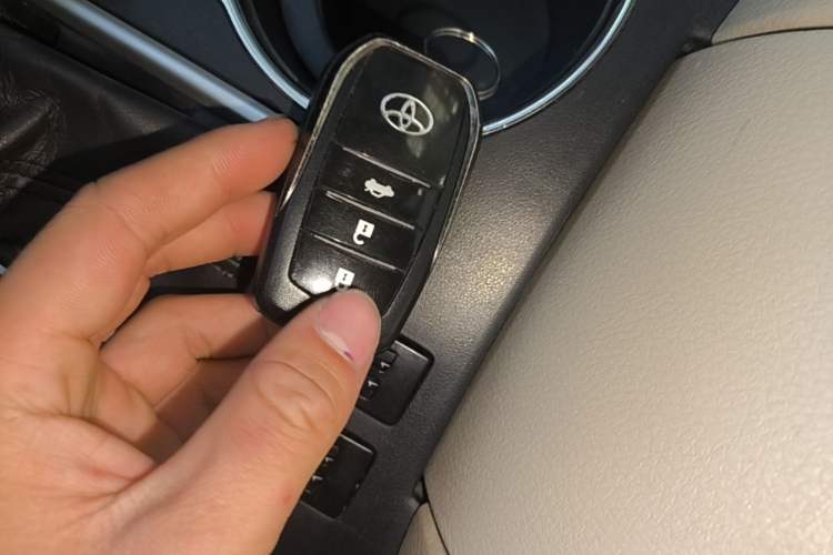 Used Toyota Highlander 2018 2.0T Four-Wheel Drive Elite Edition 7 Seats China VI Standard Vehicle Key