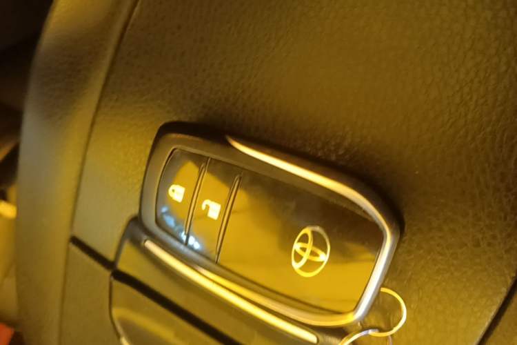 Used Toyota Highlander 2018 2.0T Four-Wheel Drive Luxury Version 7 Seats China VI Standard Vehicle Key
