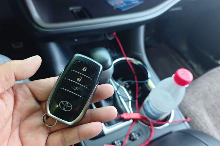 Used Toyota Highlander 2018 2.0T Four-Wheel Drive Supreme Edition 7-Seater China VI Vehicle Key