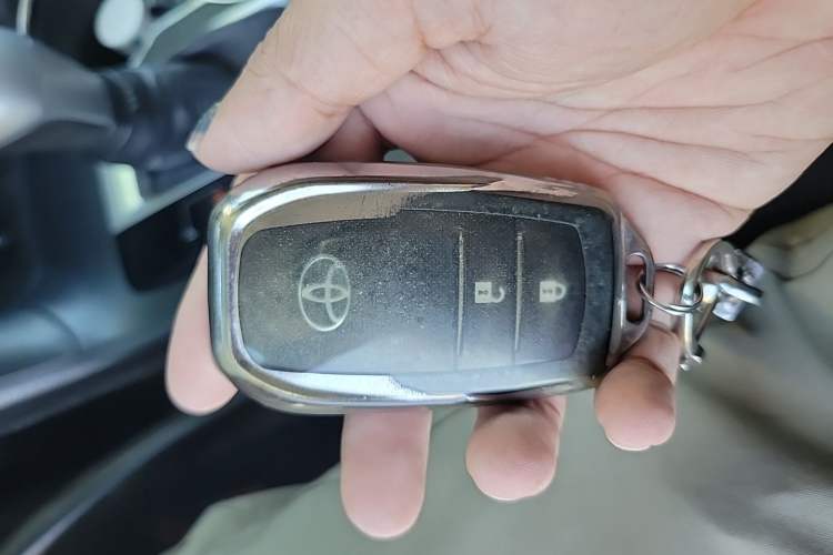 Used Toyota Highlander 2018 2.0T Four-Wheel Drive Luxury Version 7 Seats China VI Standard Vehicle Key