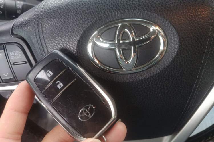 Used Toyota Highlander 2018 2.0T Four-Wheel Drive Luxury Edition 7 Seats China V Emission Standard Vehicle Key