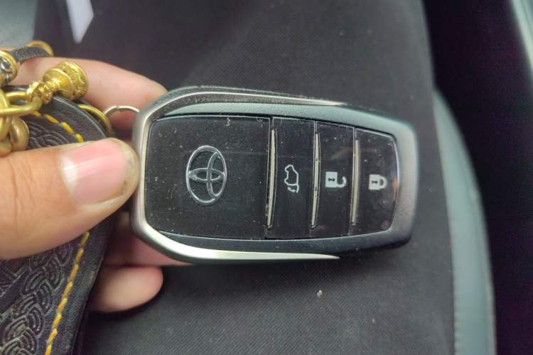 Used Toyota Highlander 2018 2.0T Four-Wheel Drive Prestige Version 7 Seats China VI Standard Vehicle Key