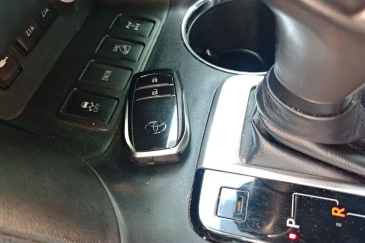 Used Toyota Highlander 2018 2.0T Four-Wheel Drive Luxury Edition 7 Seats China V Emission Standard Vehicle Key