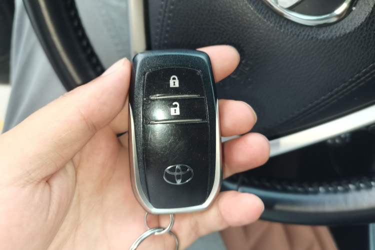 Used Toyota Highlander 2018 2.0T Four-Wheel Drive Luxury Version 7 Seats China VI Standard Vehicle Key
