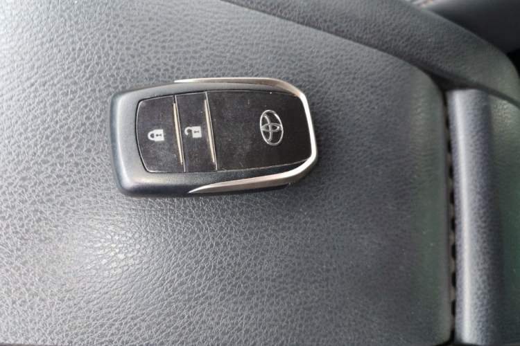 Used Toyota Highlander 2018 2.0T Four-Wheel Drive Luxury Version 7 Seats China VI Standard Vehicle Key