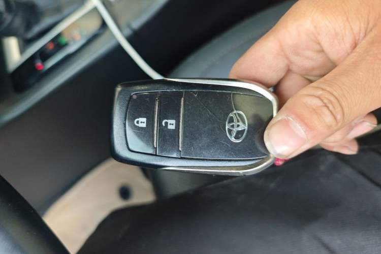 Used Toyota Highlander 2018 2.0T Four-Wheel Drive Luxury Version 7 Seats China VI Standard Vehicle Key
