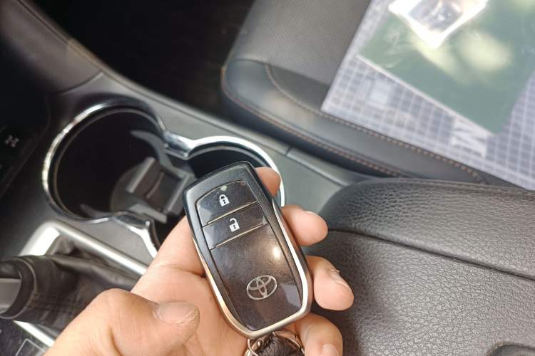 Used Toyota Highlander 2018 2.0T Four-Wheel Drive Luxury Edition 7 Seats China V Emission Standard Vehicle Key