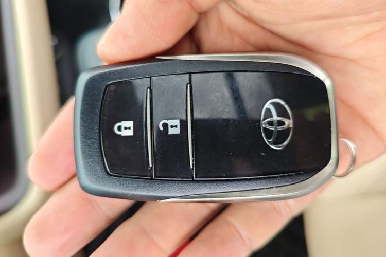 Used Toyota Highlander 2018 2.0T Four-Wheel Drive Luxury Edition 7 Seats China V Emission Standard Vehicle Key