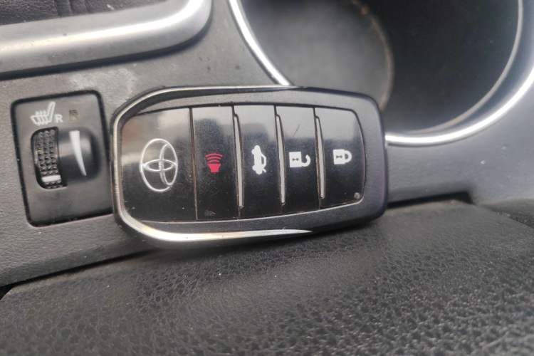 Used Toyota Highlander 2018 2.0T Four-Wheel Drive Luxury Edition 7 Seats China V Emission Standard Vehicle Key