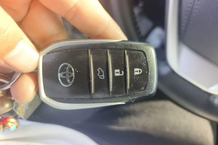 Used Toyota Highlander 2018 2.0T Four-Wheel Drive Prestige Version 7 Seats China VI Standard Vehicle Key
