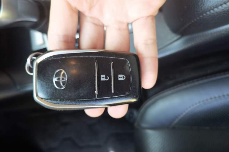 Used Toyota Highlander 2018 2.0T Four-Wheel Drive Luxury Edition 7 Seats China V Emission Standard Vehicle Key