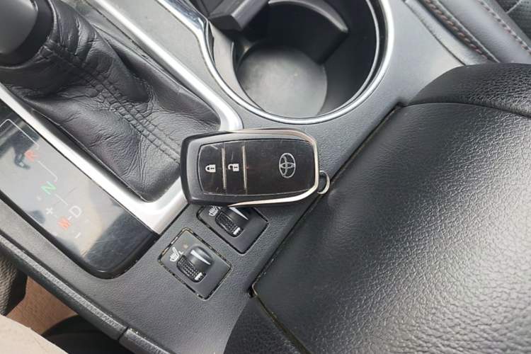 Used Toyota Highlander 2018 2.0T Four-Wheel Drive Luxury Version 7 Seats China VI Standard Vehicle Key