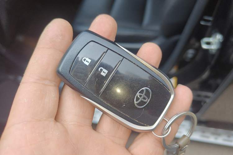 Used Toyota Highlander 2018 2.0T Four-Wheel Drive Luxury Version 7 Seats China VI Standard Vehicle Key