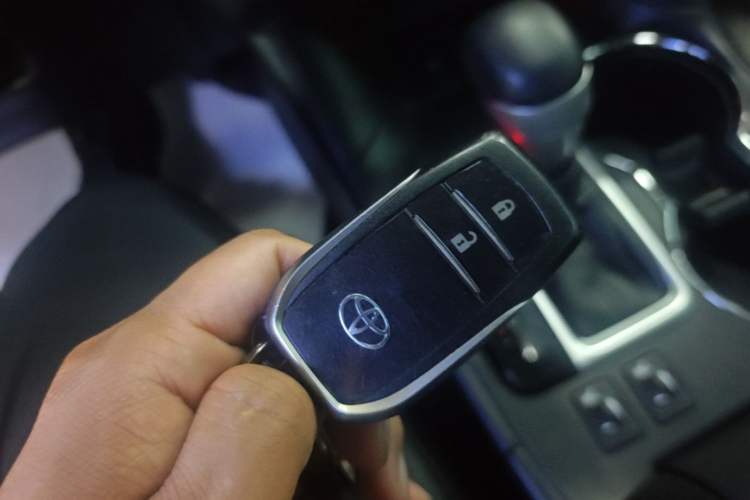 Used Toyota Highlander 2018 2.0T Four-Wheel Drive Luxury Version 7 Seats China VI Standard Vehicle Key