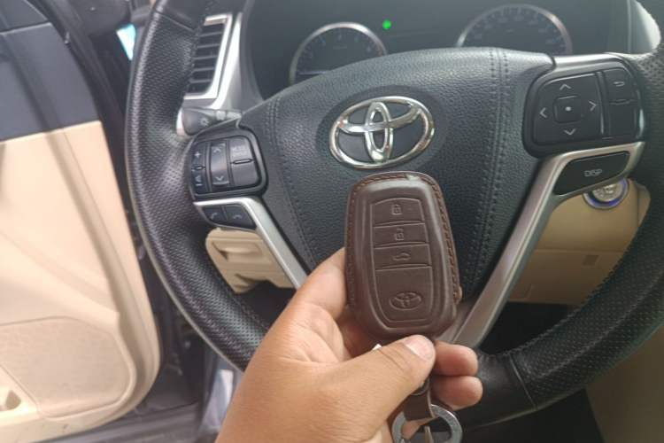 Used Toyota Highlander 2018 2.0T Two-Wheel Drive Elite Edition 7 Seats Emission Standard China V Vehicle Key