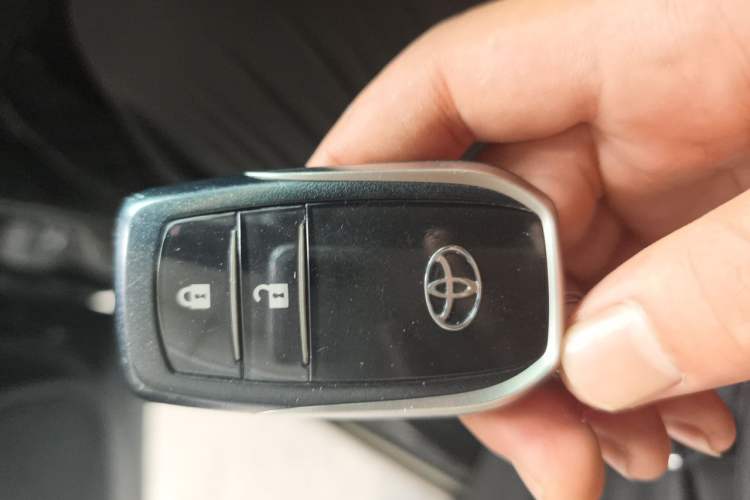 Used Toyota Highlander 2018 2.0T Four-Wheel Drive Luxury Edition 7 Seats China V Emission Standard Vehicle Key