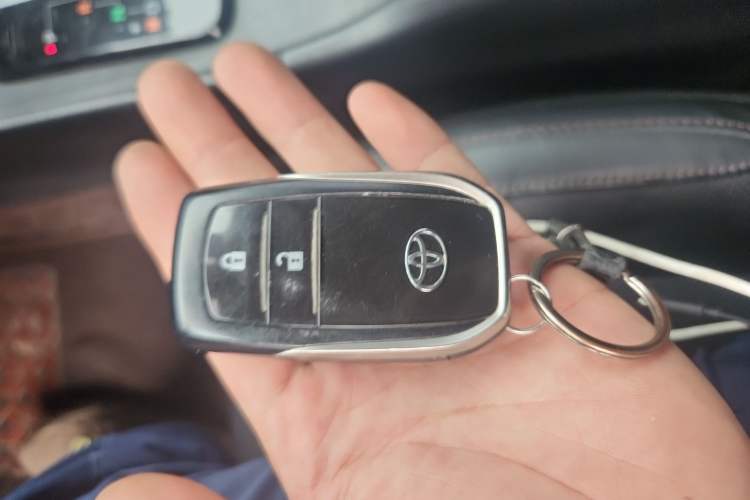 Used Toyota Highlander 2018 2.0T Four-Wheel Drive Luxury Version 7 Seats China VI Standard Vehicle Key