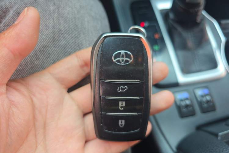 Used Toyota Highlander 2018 2.0T Four-Wheel Drive Prestige Version 7 Seats China VI Standard Vehicle Key