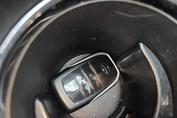 Used Toyota Highlander 2018 2.0T Four-Wheel Drive Ultimate Edition 7-Seater Emission Standard China V Vehicle Key