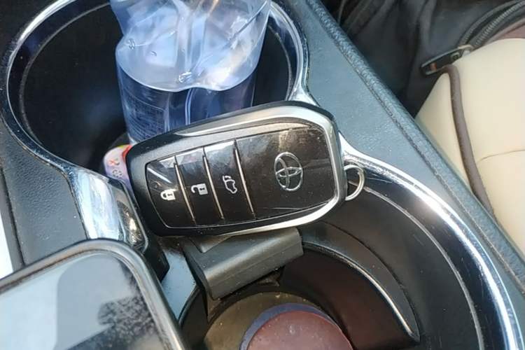 Used Toyota Highlander 2018 2.0T Four-Wheel Drive Prestige Version 7 Seats China VI Standard Vehicle Key