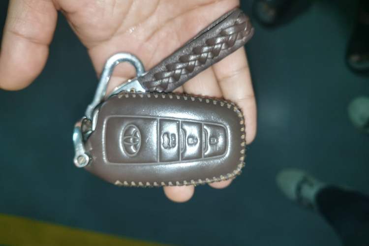 Used Toyota Highlander 2018 2.0T Four-Wheel Drive Luxury Version 7 Seats China VI Standard Vehicle Key