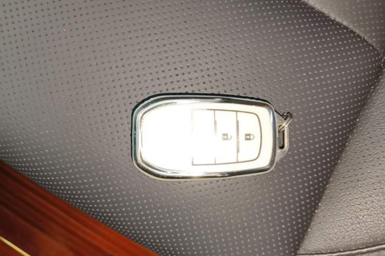 Used Toyota Highlander 2018 2.0T Four-Wheel Drive Luxury Version 7 Seats China VI Standard Vehicle Key