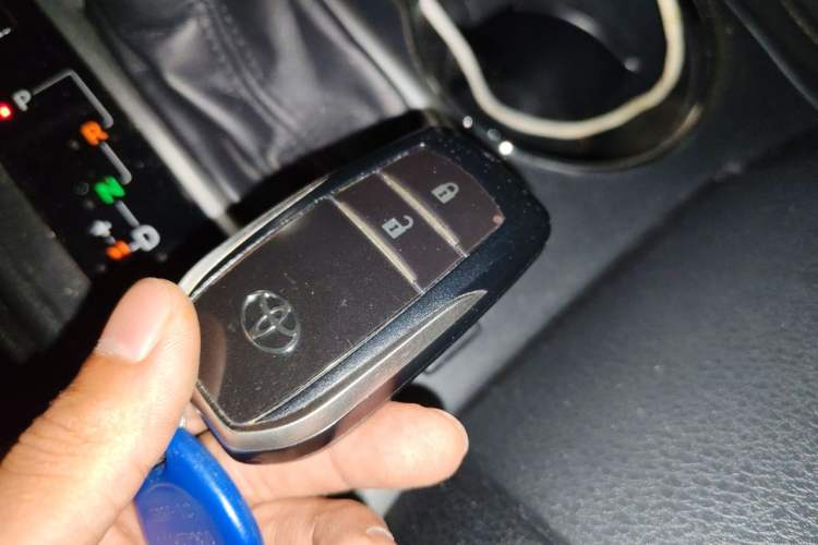 Used Toyota Highlander 2018 2.0T Four-Wheel Drive Luxury Edition 7 Seats China V Emission Standard Vehicle Key