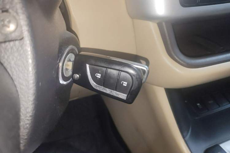 Used Toyota Highlander 2018 2.0T Two-Wheel Drive Elite Edition 5 Seats Emission Standard China V Vehicle Key