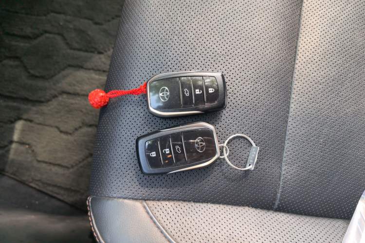 Used Toyota Highlander 2018 2.0T Four-Wheel Drive Prestige Version 7 Seats China VI Standard Vehicle Key