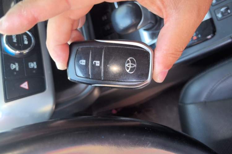 Used Toyota Highlander 2018 2.0T Four-Wheel Drive Knight Edition 7 Seats China VI Standard Vehicle Key